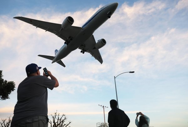 配资行情 乘客空中欲开舱门，日本飞往美国航班被迫改道